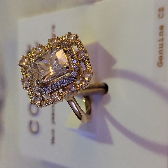 Elegant Gold and White Ring - Picture 4 of 4